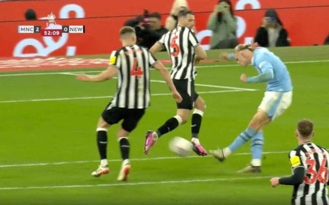 邪魔するヤツは吹っ飛ばす！「死ぬだろ…」「もはや暴力」 爆速ドリブル突破→殺人級“弾丸シュート”を炸裂した瞬間　怪物FWの怖すぎる“ド迫力カウンター”