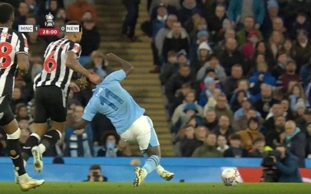 批判殺到！「死ぬだろ…」「退場させろ」 もはや交通事故レベル！背後から首を掴まれて吹っ飛ばされた瞬間　プレミア最強ドリブラーが“悪質ファウル被害”