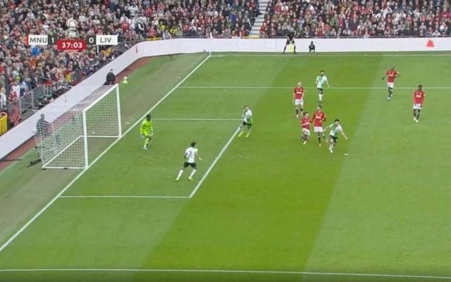 リバプール遠藤航が“まさかの判定”に泣いた！ スタジアムがどよめいた“幻のゴール”の瞬間　わずか数ミリ単位のオフサイドで得点取り消しに