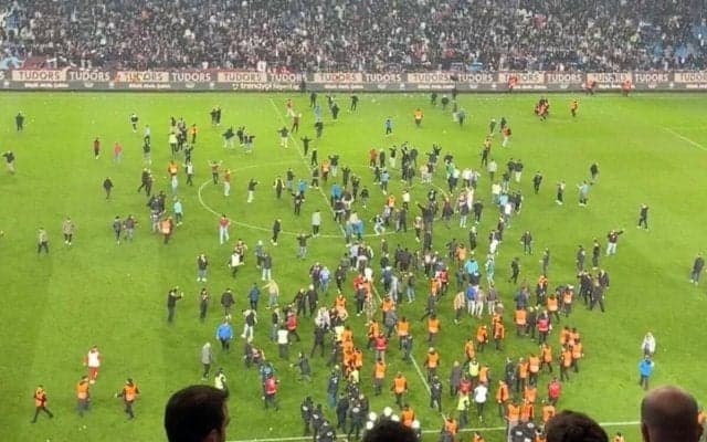 乱入したファンと選手が乱闘に発展する事件が発生…トルコサッカー連盟も声明「決して許されることではない」