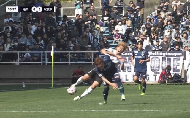 危険すぎる！まさに衝突事故、U23・松木玖生が死角からの強烈ショルダータックルを受けて転倒悶絶　不意の激突で顔面強打、身体ごと跳ね返されるも大事に至らずファンは「何してくれる！」「本当に大丈夫か？」　