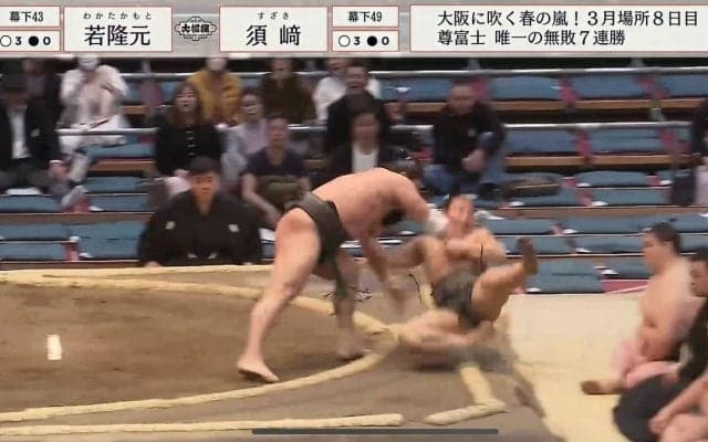 力士が土俵下に落下して審判に蹴りが決まってしまう瞬間 派手な幕切れに相撲ファンが騒然「大被弾」