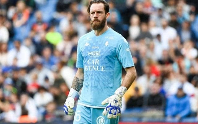 もはやサッカーじゃない！？伊東純也ら出場試合でGKに抱きついた選手がボールを投げつけられる珍事「面白すぎる」「ラグビーからのドッジボール」