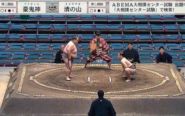 これぞ無差別級の衝撃決着 16歳小柄力士、50キロ差の巨漢力士を寄り倒しで撃破 「わぁ」館内驚きの声