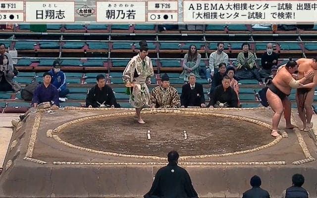 力士が突如、コミカルな所作 館内の爆笑を誘う珍事「えっなにがあった」ファン困惑 