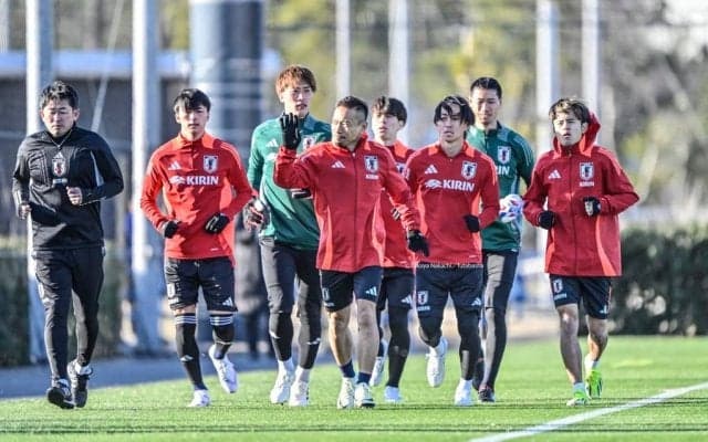 【再始動した森保ジャパンが這い上がるために見せたもの(1)】「覇気がなかった」と語る中で早くも表れた“長友効果”……名波コーチから出た“ゲームメーカー指令”の意味とは
