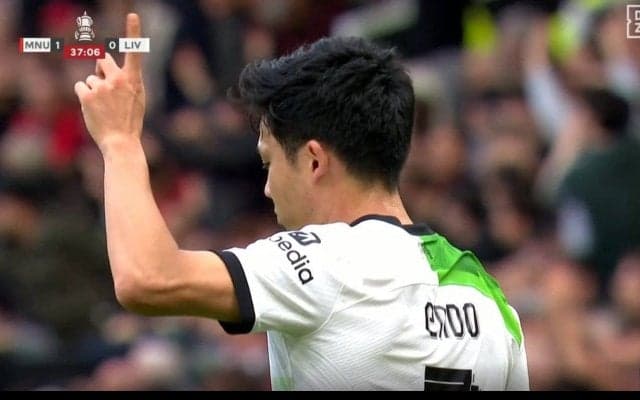 リバプール遠藤航が「ノーノーノー！」 え、何ミリ…？VAR判定でゴールを取り消されて“無言の抗議”をする瞬間　“幻の同点弾”にファンも悲鳴「VARいらねえ」「ありえない…」