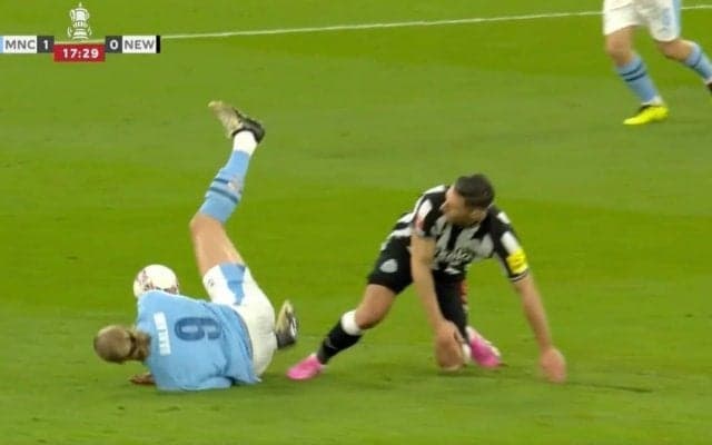 「死ぬだろ…」コイツの体は一体どうなってるんだ！？ 爆速“殺人タックル”で吹っ飛ばされる→余裕でプレー続行　ファウルした選手は逆ギレ… 怪物FWが恐ろしすぎる瞬間