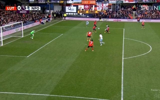 「ベッカムかよ」「レベチだ」完全ノールックの神アシストに脚光！ リヴァプールやアーセナルが注目する“10番”が才能爆発の瞬間「よく見えてたな」