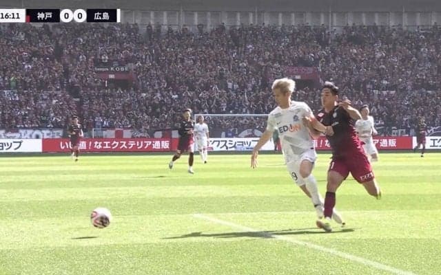 「Jリーグとは思えんレベル」ファウル判定に納得いかず雄たけび！神戸・武藤嘉紀と広島・佐々木翔、元日本代表同士の“バチバチ”フィジカルバトル！迫力の肉弾戦に「見ごたえあったな」