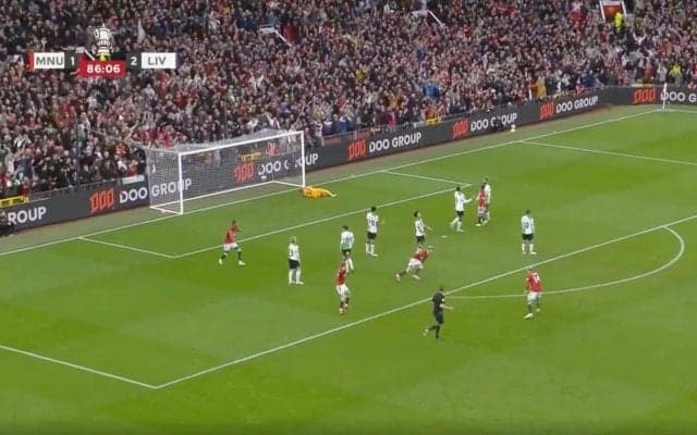 スタジアム騒然… リバプール遠藤航が目の前でやられた！ 同点ゴール被弾、思わず天を仰いだ瞬間　ファンの意見が真っ二つに割れた痛恨の失点シーン