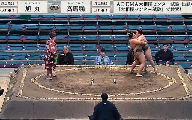 20歳の序二段力士が「超スローで、超きれい」なうっちゃり炸裂！ 館内驚きと喝采