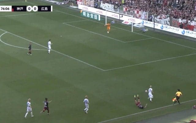 「正気か？」「本当に意味わからん」元日本代表・武藤は地面を叩いて猛抗議、スタンドからはブーイング！ 広島・佐々木翔が神戸・武藤嘉紀を吹っ飛ばしても“ノーファウル”の瞬間　ファンは非難囂囂も熱いフィジカルバトルに「別格」「プレミアリーグ並み」と大興奮