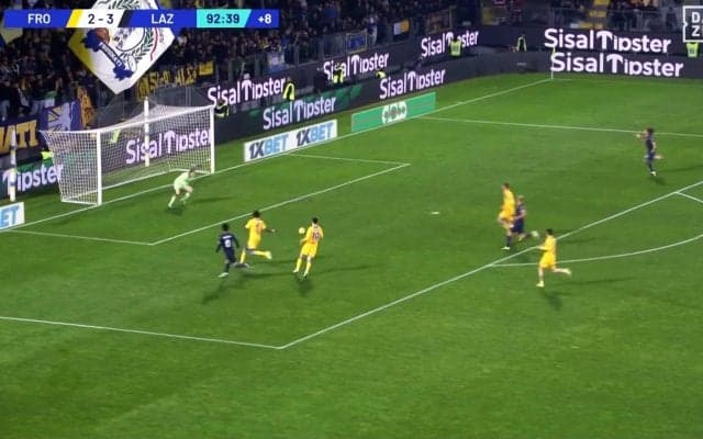 「シュート打ってよ！」「自信を失ってる…」鎌田大地の“中途半端なパス”にファン落胆の瞬間…決定機でのプレー選択に「今のは自分でフィニッシュしないと」などの声