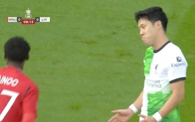 「怖すぎる…」リバプール遠藤航がぶっ潰して笑った！ 爆速スピードで“必殺・鬼プレス”→余裕で吹っ飛ばした瞬間　鋭い危機察知でカウンター潰し