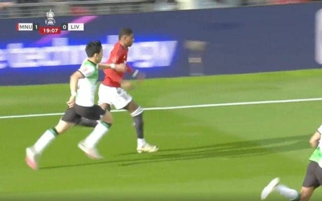 「追いつくのかよ！」「もはや暴力」リバプール遠藤航が爆速スピードで“50メートル猛追”→執念の鬼プレスを炸裂した瞬間　マンUのエースを封じこめた圧巻プレー