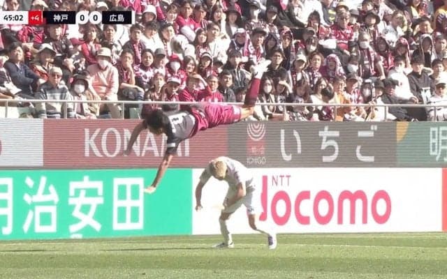 スタジアム騒然！神戸・山川哲史が空中戦の大ジャンプから“逆さま落下”であわや大怪我の超危険シーン　ファウル判定には「競ってないやん」「酷過ぎる」意見が分かれる