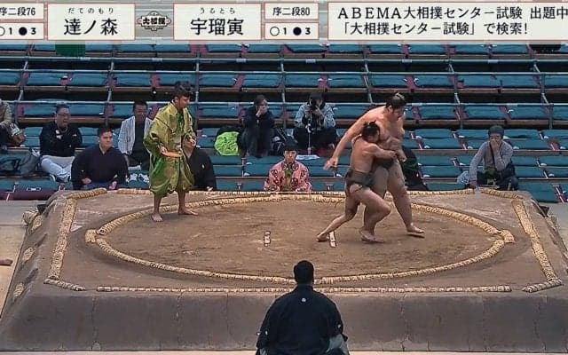 体重61キロの力士、重さ「2.7倍」の巨漢を“珍”取組で翻弄 衝撃の結末に館内どよめきと喝采