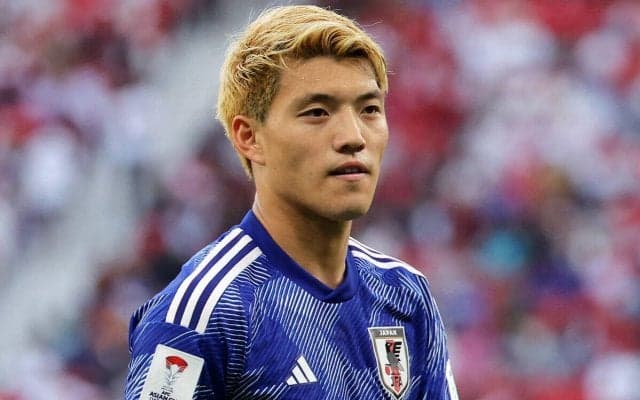 「この髪型好き」「前髪下ろしてんのも似合う！」堂安律のピッチとは異なる姿に反響、北朝鮮戦に向け帰国「ただいま日本！」