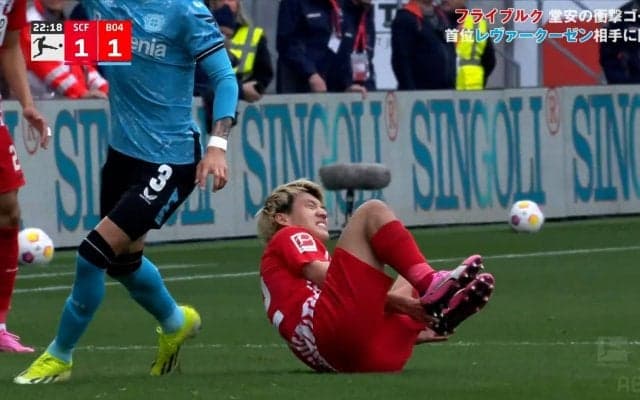 「何すんだよ！」「削られてる…」堂安律が危険タックルで悶絶してファン激昂！ ブンデス最強チームからゴラッソ→警戒心が高まり後方から激しく潰された一部始終