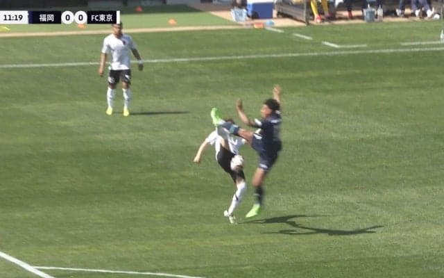 「蹴られてるのに」「両成敗じゃないの？」競り合いで交錯、互いに蹴り合う“ハイキック対決”で自分だけファウル扱いになった“フィジカルモンスター”にファン同情「フィジカル差で判定されたな」