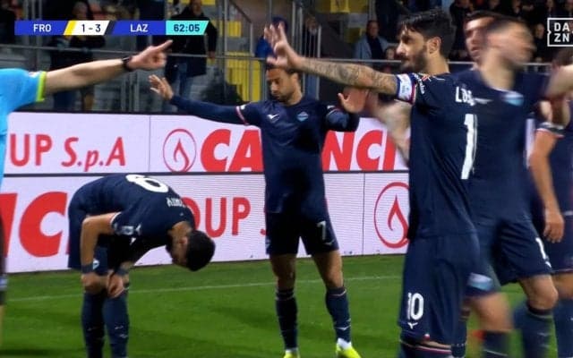 鎌田大地チームメイトが愚行！ マジギレの敵ファンからブーイング＆物を投げられる…ダービーで無用な煽りセレブレーション→仲間たちが「すまない」と謝罪した一部始終