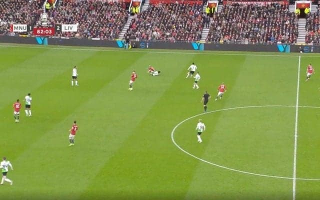 リバプール遠藤航が愛されすぎ！人気が大爆発中　代名詞の“必殺タックル”炸裂→サポーターが拍手喝采！ハンパじゃない大声援が響き渡る瞬間