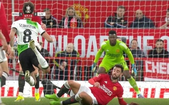 批判殺到！「退場させろ」「笑ってんじゃねえ！」 超危険な逆ギレ“殺人タックル”が炸裂した瞬間　シュートを放った右足を足裏でガッツリ叩き潰す問題プレー