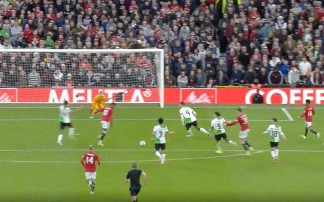 「早く交代させろよ！」「なんだこの試合は…」限界突破！足を負傷しながらラストパス→“意地の起死回生弾”が炸裂した瞬間　満身創痍のマンUが執念の一撃