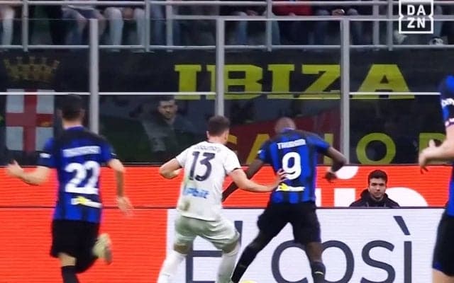 「立ちやがれ！」一触即発シーンは誤審だった？ 元審判の見解に「明らかに足を蹴った」「理不尽だ」「PKなしは笑うしかない」などインテル・ファンが反論