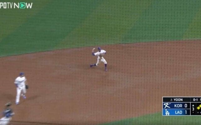 コンバートしたばっかじゃねえのかよ！「エグすぎる」「これがメジャー」 球場騒然の“爆肩レーザー”が炸裂→ストライク神送球で間一髪アウト！ 急造ショート・ベッツの鬼守備が話題に