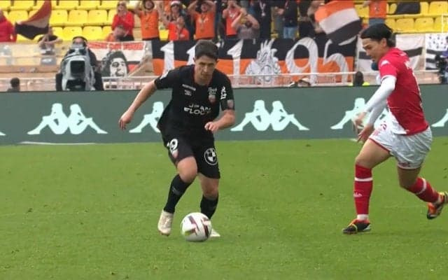 「体がついていけてない」南野拓実、アフター気味のタックルで相手の足を刈り取る危険プレー！イエロー判定も審判に不満爆発の様子にダバディ氏「自分に対するフラストレーション」