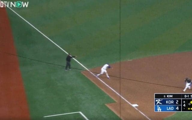 ウソだろ… 守備に期待してなくてゴメンね！まさかの横っ飛び→“超絶スローイング”が炸裂した瞬間　ドジャース“強打の三塁手”のガッツ系ファインプレーにスタジアム騒然