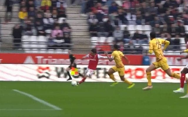 「うまい！」伊東純也、相手守備網を横一直線に切り裂く“サンダークロス”炸裂！超高速ランからの低空グラウンダーパスで“アシスト未遂”の瞬間「いいコース！」「素晴らしい」