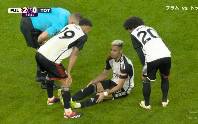 何が起きた？突如選手がピッチに倒れ込むアクシデントで騒然！「大丈夫？」「怪我はまずいよ」衝撃の膝伸びリプレイに観客も沈痛