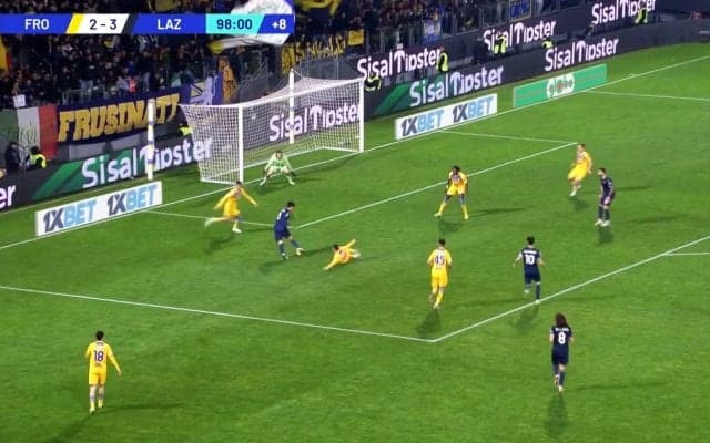 日本代表落選でも…鎌田大地は「やっぱりずば抜けて上手い」魅惑のステップで敵２人を翻弄→絶妙ラストパスでアシスト未遂の一部始終！ 新監督の下で復活に期待だ