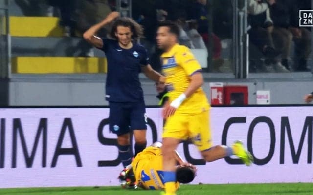 悪童が暴力行為！ 衝突にキレて喉輪攻め→「倒れてんじゃねえ」ジェスチャーの一部始終…主審が見逃した鎌田大地チームメイトの問題行動