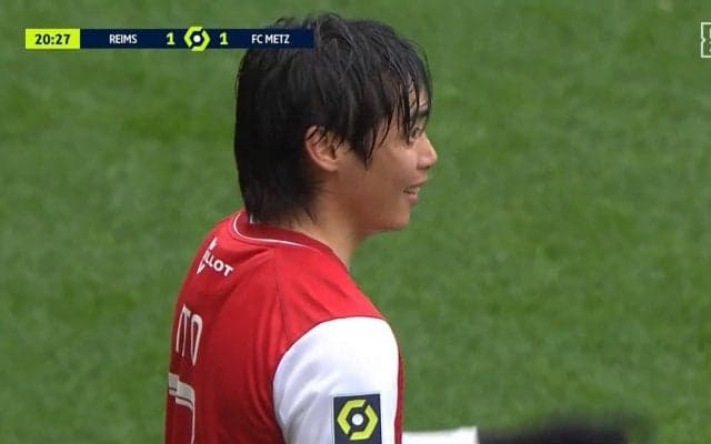 「なんでイエローよ」「どうした？」伊東純也、フリーキックで“謎の警告”発動に困惑　唐突過ぎるイエローカードの提示に笑うしかなかった瞬間「遅延要素ない」「審判熱くなっちゃってる」