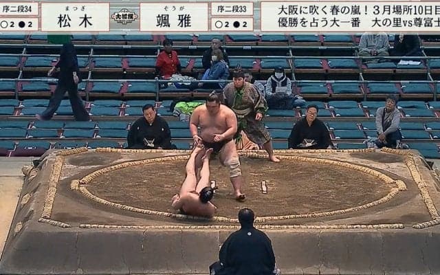 力士が“一撃”で吹っ飛ぶ…衝撃の立ち合いに「おぉ」館内どよめき
