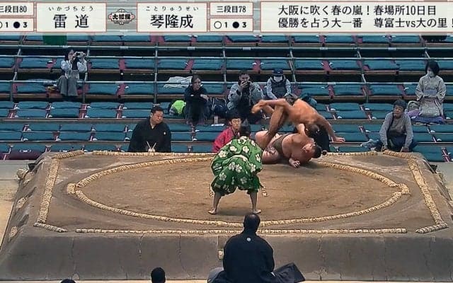 足腰が強すぎる19歳の三段目力士、芸術的な掛け投げに館内うっとり