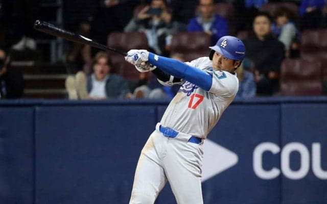 【MLB】大谷翔平、ダルビッシュからの“ド軍初安打”に真美子さんも歓喜　「祝う妻の姿がすべて」と祝福シーン紹介