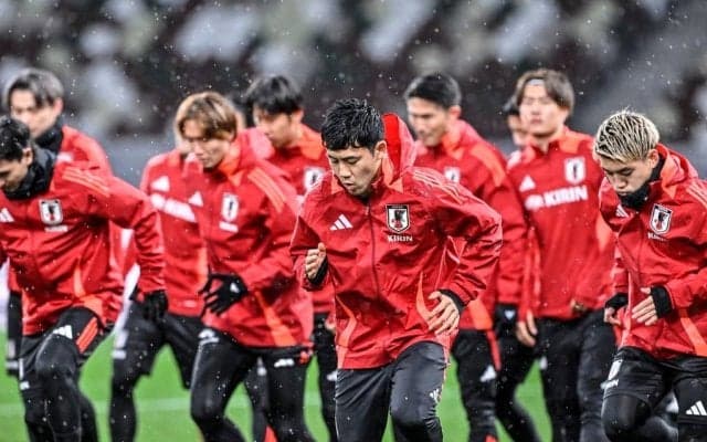 「雨粒でよりフォトジェニック」北朝鮮戦前日に豪雨の中で練習する日本代表が「雨降っても爽やか」と注目される！「すげえイケメンしかいないわ」の声