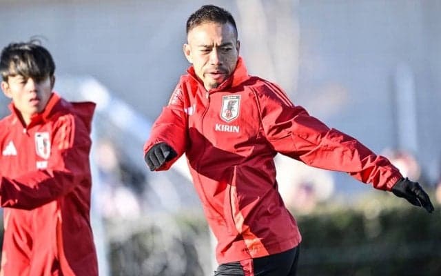 「これは名言ww」「吹いたわw」時差ぼけの板倉滉に放たれた「長友佑都の一言」が「日本サッカー界の出川哲朗」と大爆笑！ コミュ力高めDFもたじたじの“名言”
