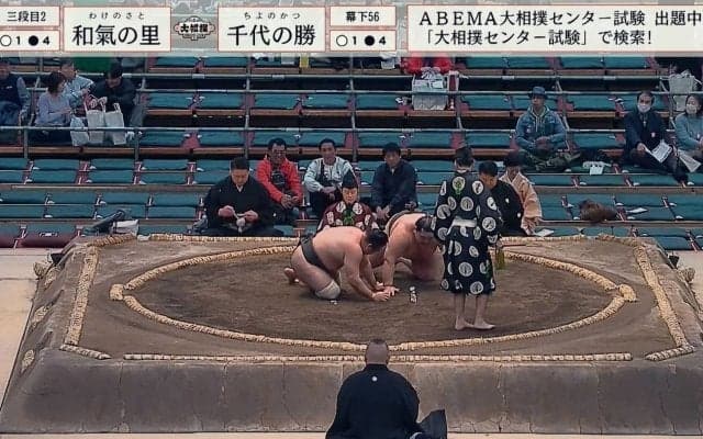 ぜえぜえ…激しく呼吸を乱す両力士に「酸欠か？」「大丈夫？」と心配の声 同時に土俵へ倒れ込み「満身創痍…」館内どよめき