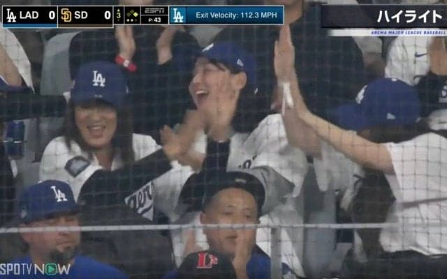 「真美子さんファンになりそう」「喜び方可愛すぎるw」 大谷翔平の爆速ヒットを妻・真美子さんが全力で喜ぶ瞬間　“大谷ファミリー”の微笑ましい様子が映し出されて話題に