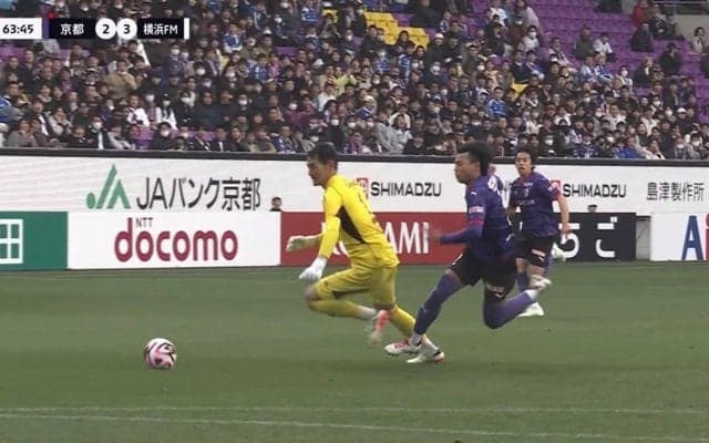 「これでドグソ？」「交錯はしてない」スタジアム騒然、横浜GK“はやすぎる飛び出し”で一発レッド退場！この試合2回目のDOGSOにファンも困惑「飛び出す必要あった？」「やらかしたな」