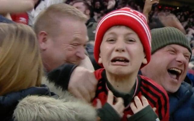 中継に一瞬映ったスタンドの少年が世界中で大バズり！ 歴史的な劇的逆転ゴール→少年ファンの喜び方がハンパじゃない瞬間