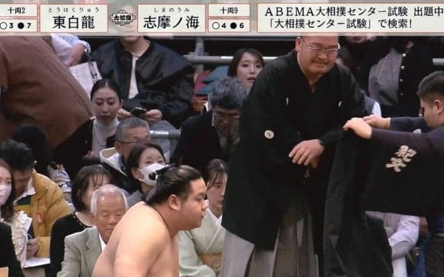 敗れた力士の足が東関親方に直撃してしまうハプニング発生「飛んだね」「被弾」「大丈夫ですか？」