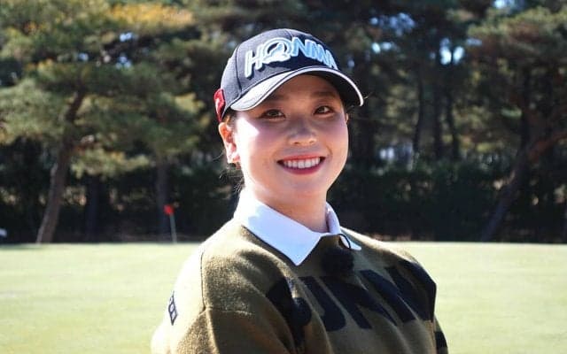 後藤未有、短い距離のバンカーショットは左足体重で構える