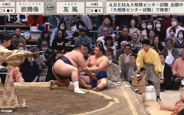 「おすわりした」「テディベアかな？」力士の尻もち姿が愛らしい 高速うなずきの合わせ技に「かわいい」視聴者ノックアウト